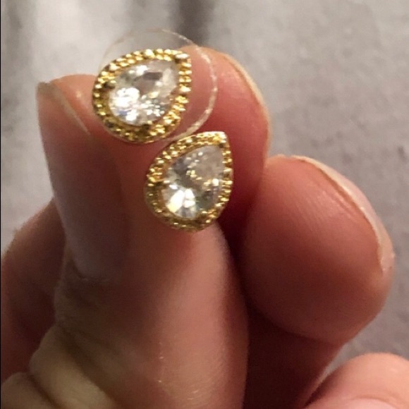 10k gold earrings with 1ct teardrop sapphires. - Picture 1 of 3